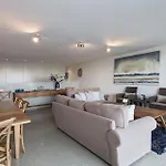 Modern & Sleek, Minutes To The City. Parking/Pool