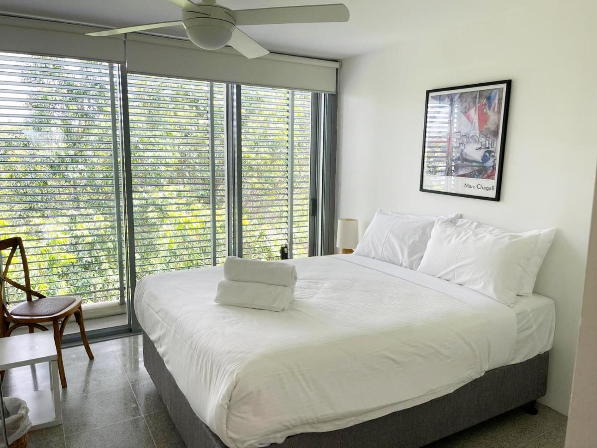 Modern & Sleek, Minutes To The City. Parking/pool Apartment *
